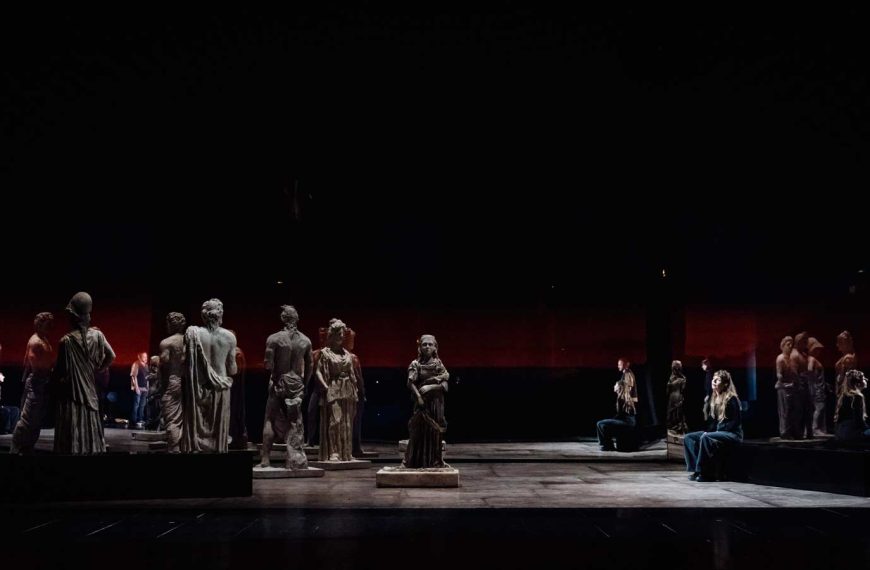 Théâtre - "Un jour sans vent(Une Orestie)" Texte : Eschyle et Milène Tournier Mise en Scène : Céleste Germe